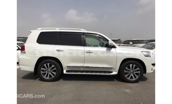 Acheter Import Voiture Toyota Land Cruiser Blanc à Import - Dubai, Artibonite Acheter Import Voiture Toyota Land Cruiser Blanc à Import - Dubai, Artibonite